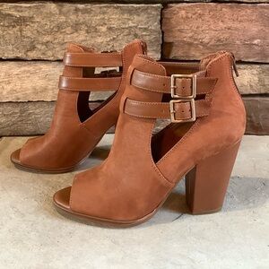 Gianni Bini sz 8 peep toe light brown heeled booties w/side silver buckles